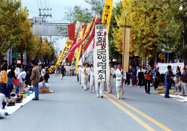 1894년 11월 충남 공주 우금티에서 일본군과 관군의 연합군과 맞서 싸운 동학농민혁명군을 기리는 행사가 매년 열리고 있다. 우금티기념사업회 제공