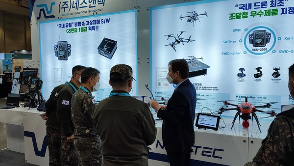 ㈜네스앤텍 관계자(오른쪽)가 최근 네스앤텍 전시장에서 육군에 공급하기로 한 드론을 군 관계자에게 설명하고 있다. 대전시 제공
