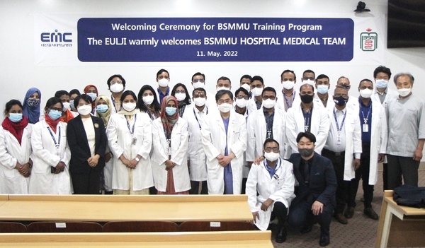 BSMMU 부속병원 의료진들이 11일 대전을지대병원에서 환영식을 마치고 기념촬영을 하고 있다. 대전을지대병원 제공