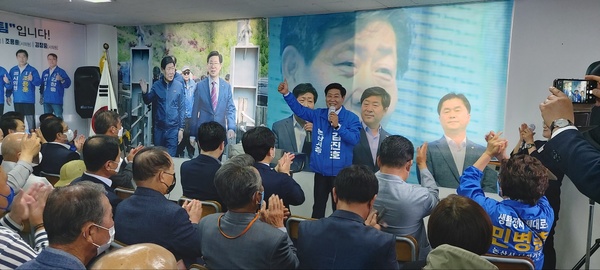 김진호 더불어민주당 논산시장 후보가 14일 오전 진행된 선거사무소 개소식에서 