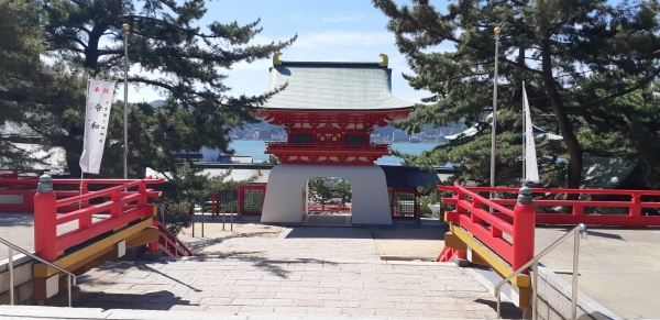 본전에서 내다본 수천문