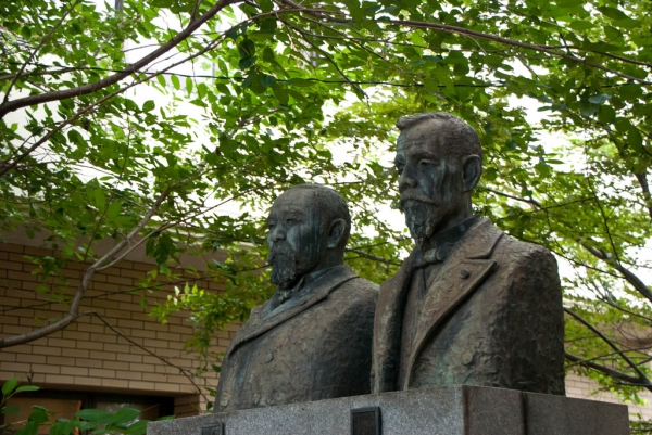 총리대신 이토(왼쪽)와 외무대신 무쓰 동상.