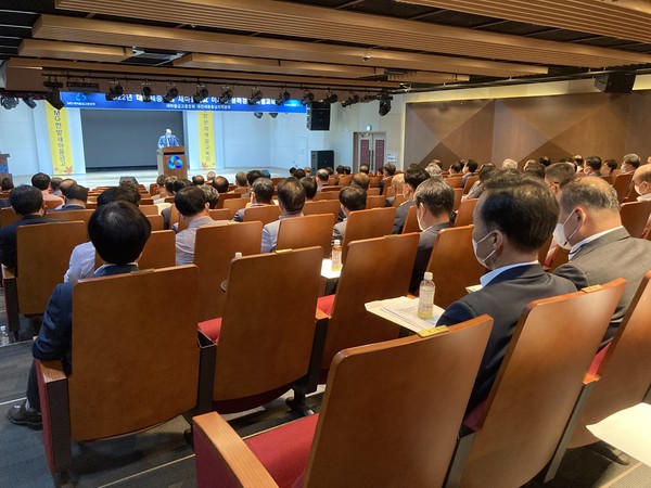 대전지역 새마을금고 이사장 및 실무책임자들이 23일 한밭새마을금고 아트홀에서 열린  '2022년 대전세종충남 새마을금고 윤리경영 특별교육'을 듣고 있다. 새마을금고중앙회 대전세종충남지역본부 제공