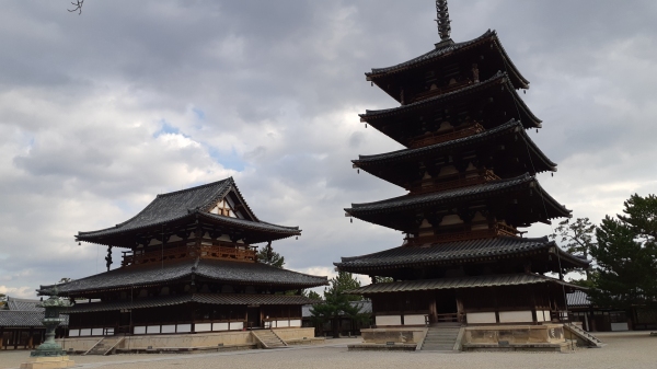 후원에서 본 금당과 오중탑