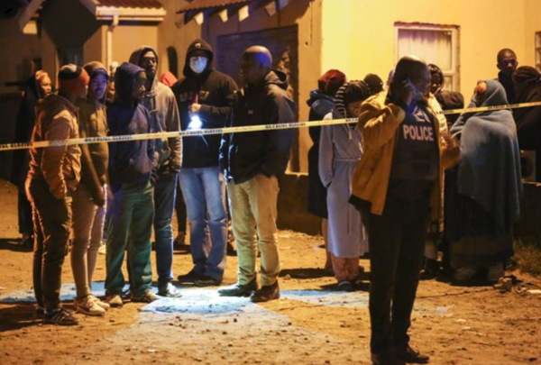 26일(현지시간) 10대 20여명이 집단 의문사한 남아프리카공화국 이스트런던의 한 술집 앞에 있는 유가족들 / AFP=연합뉴스