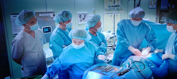 미국에서 연수를 위해 대전우리병원을 찾은 척추 명의들이 27일 대전우리병원 박철웅 대표원장(오른쪽 두 번째)의 수술을 지켜보고 있다. 대전우리병원 제공