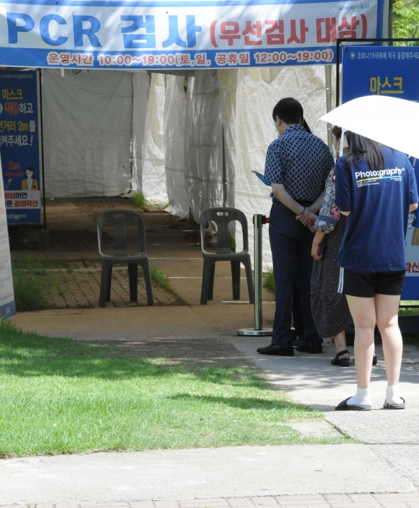 코로나19 확진자가 증가세를 보이고 있는 7일 대전 서구 대전시청 앞 선별진료소에서 시민들이 검사를 받기 위해 기다리고 있다. 함형서 기자 foodwork23@ggilbo.com