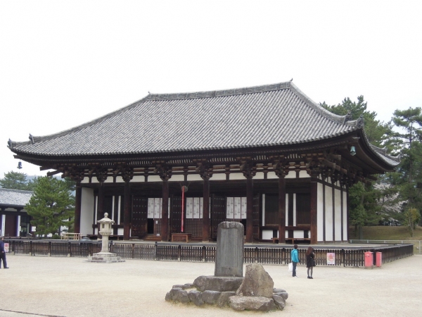 동금당(본전)과 석등