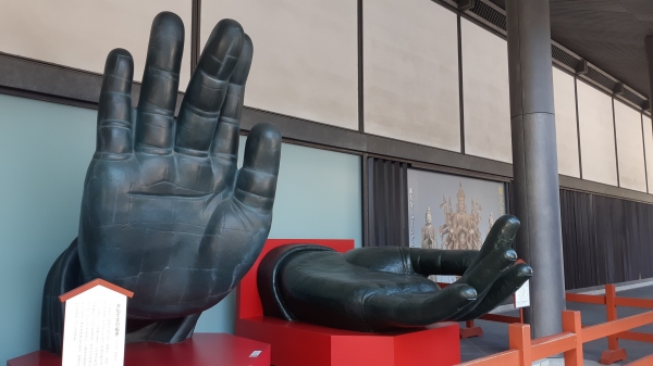 대불전 소실전의 비로나자불 두 손