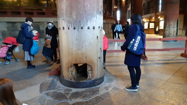 비로나자좌불 구멍