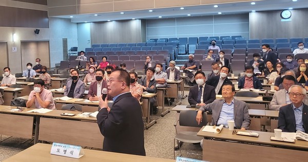 22일 대전대학교 둔산캠퍼스에서 ‘대전도시철도 2호선 트램 달릴 수 있을까?’를 주제로 개최한 시민대토론회에서 강영환 전 대통령직인수위원회 지역균형발전특위 기획운영실장이 ‘트램의 문제 트램으로 풀자’라는 제목의 주제발표를 하고 있다.