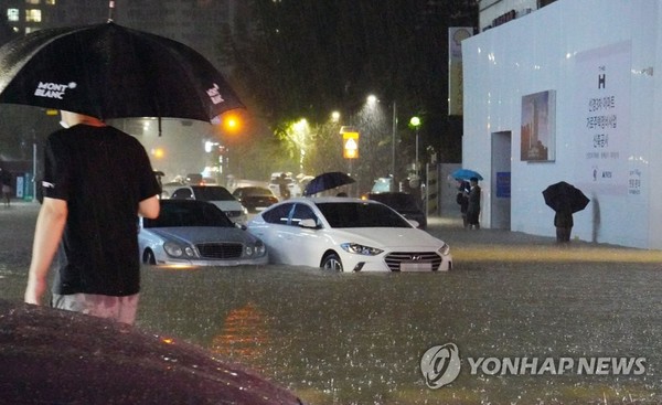폭우에 침수된 차량(사진=연합뉴스)