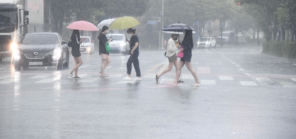 대전 등 충청권에 많은 비가 내린 10일 대전 동구의 한 횡단보도에서 시민들이 우산을 쓰고 발걸음을 재촉하고 있다. 함형서 기자 foodwork23@ggilbo.com