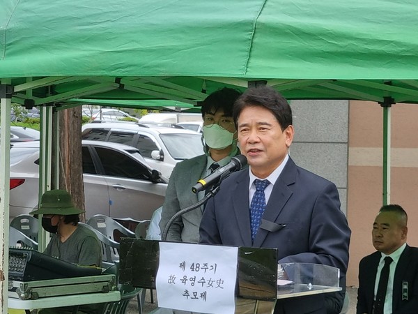 15일 옥천군 여성회관에서 황규철 옥천군 군수, 군의회 박한범 의장 등과 많은 추모객이 참여한 가운데 열린 추모식에서는 육동일 충남대 명예교수가 육 씨 종친회 대표로 추모사를 읊고 있다.  옥천육씨 종친회 제공