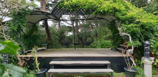 ​▲ 서산시 부석면 간월도 달과 페르소나 농원 원두막극장 무대