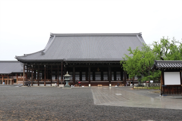 고쇼 정면과 청동 석등