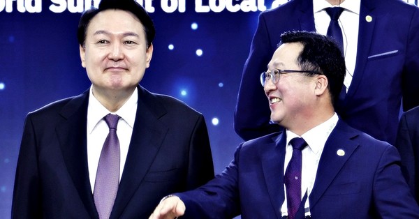 윤석열 대통령이 12일 오전 대전시 유성구 대전컨벤션센터에서 열린 세계지방정부연합(UCLG) 총회 개회식에서 기념촬영에 앞서 이장우 대전시장과 대화하고 있다.  연합뉴스