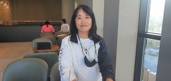 지난 6일 대전 서구 갈마동 한 카페에서 만난 김보미가 살며시 미소를 짓고 있다. 신성재 기자