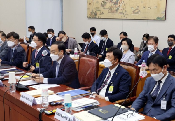 19일 국회 교육위원회에서 서울대학교 등에 대한 국정감사가 열리고 있다. (사진=연합뉴스)