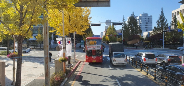 25일 대전 서구 둔산동 거리를  간선급행버스(BRT) B1 노선 2층 전기저상버스가 달리고 있다.