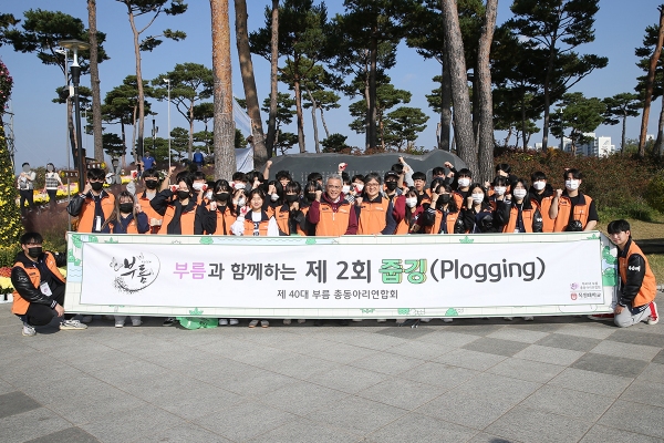 최근 대전 유성구 갑천 산책로에서 목원대 이희학 총장(왼쪽)과 학생들이 줍깅 캠페인을 마친 후 기념촬영을 하고 있다. 목원대 제공