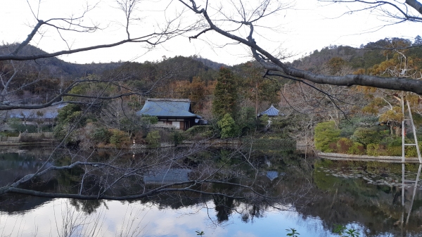 호수 건너에서 본 방장