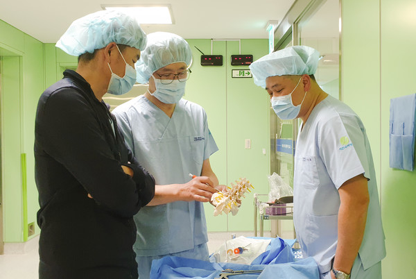 박철웅(가운데) 박사의 양방향 척추내시경 수술 전 수술 계획 브리핑 모습. 대전우리병원 제공