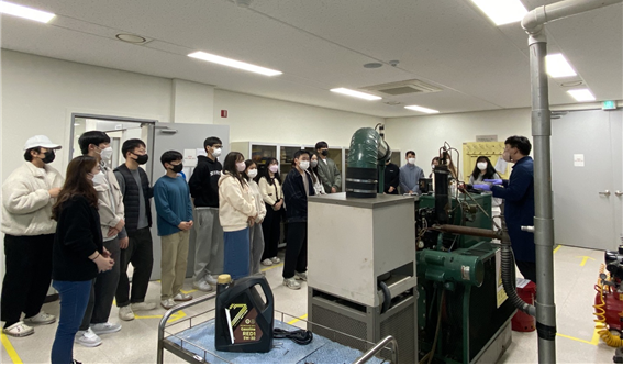 학생들이 석유산업 분야 최신 시험분석 기술에 대한 현장실습 강의를 듣고 있는 모습