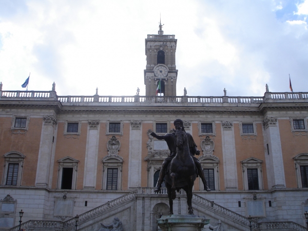 누오보광장 로마 초대 아우구수투스 황제 기마상