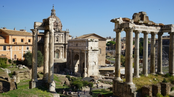 세베루스 개선문과 사트루누스 신전(우측 돌기둥)