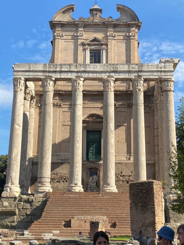 안토니우스 황제와 왕비 파스티나 신전