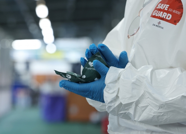 강력한 한파가 몰아친 14일 서울 동대문구 보건소 선별진료소에서 관계자들이 추운 날씨 속 핫팩으로 언 손을 녹이고 있다. 연합뉴스