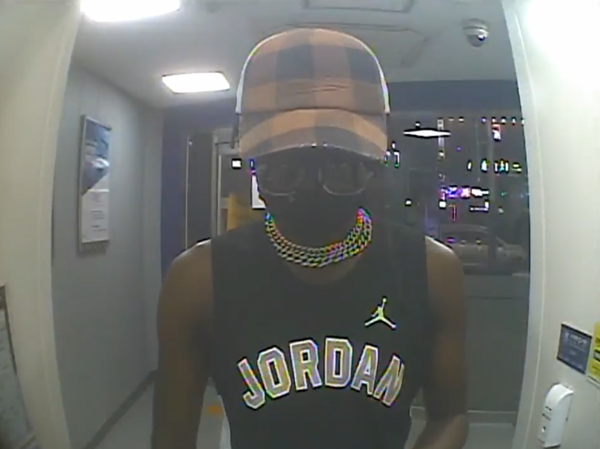 ▲검거된 일당 중 국내에서 활동하는 인출책이 피해금을 인출하는 모습 (사진=서울경찰청)