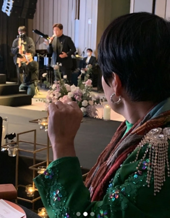 조혜련 인스타그램/ 김호중이 축가를 부르고 있는 모습.