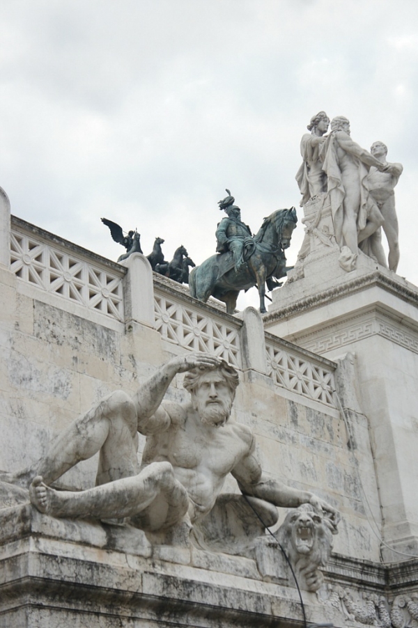 기마상 왼편 아드리아 해신