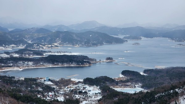 5구간 겨울, 질현성에서 바라본 대청호.