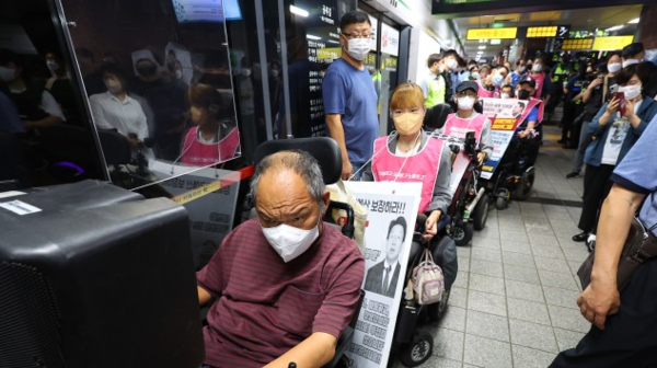 전장연이 지하철 시위하는 모습. 사진=연합