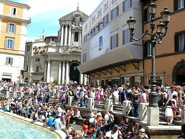 분수 남쪽 도로의 여행객.