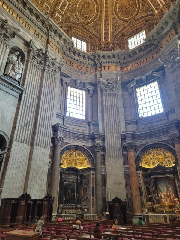 성당 중앙의 장식