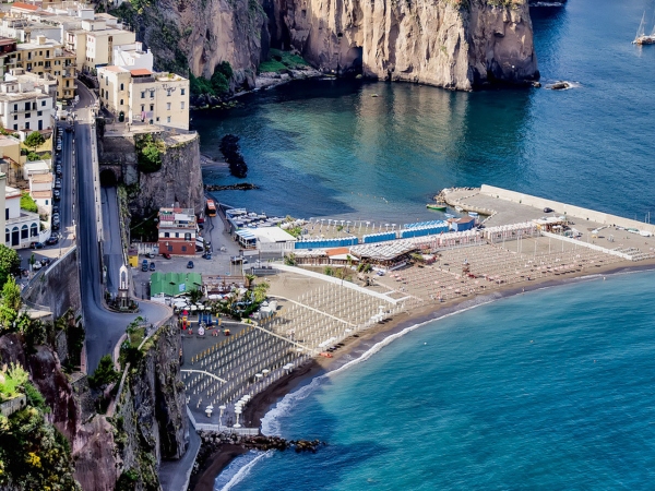 부두로 내려가는 가파른 도로