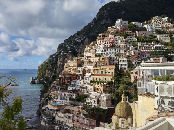 소렌토 해안의 레스토랑과 호텔들