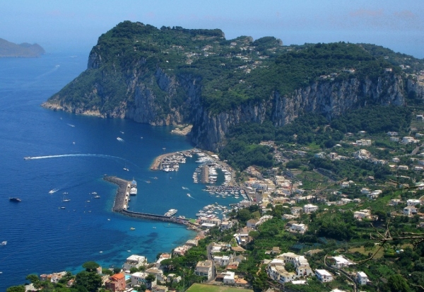 카프리섬 정상까지 가는 곤돌라에서 본 항구.