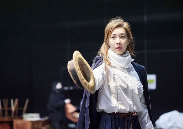 옥주현 레드북 안나 역할 무대 장면