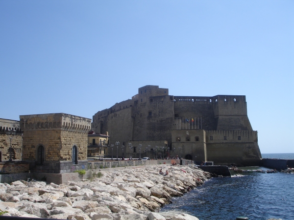 나폴리항 옆의 델로보