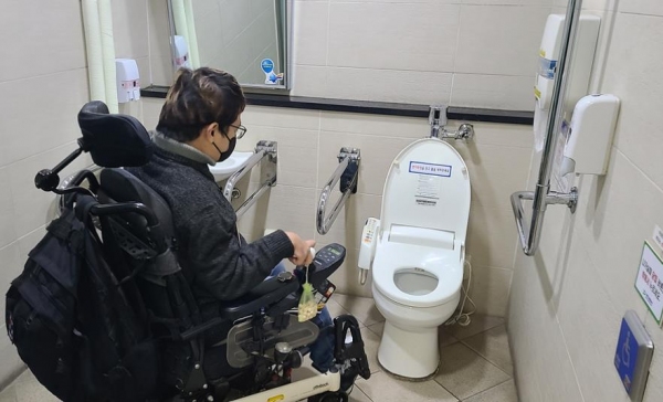 19일 한 장애인이 직접 대전도시철도 역사의 장애인 시설을 점검하고 있다. 비장애인 시각에선 보이지 않았던 것들이 장애인의 시각에선 보이기 때문이다. 대전교통공사 제공