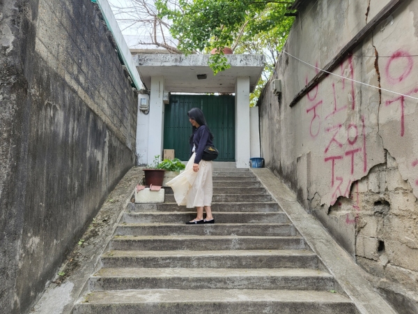 영화 쎄시봉의 두 주인공이 사랑을 키우던 장소는 대전 동구 소제동 솔랑 5길 골목. 높은 담벼락과 계단은 1970~80년대의 모습을 고스란히 간직하고 있다.