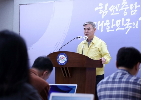 조대호 도 복지보건국장이 10일 도청 프레스센터에서 기자회견을 열고 “코로나19 대응 계획을 일상적 관리체계로 전환한다”고 밝히고 있다. 충남도 제공