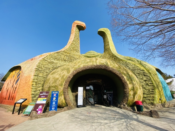 경남 고성 당항포관광지 한반도공룡발자국화석관. 사진=경남 고성군 누리집