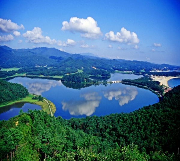 강원 고성 화진포, 호숫가에 해당화가 만발하여 붙여진 이름. 사진=강원 고성군 누리집
