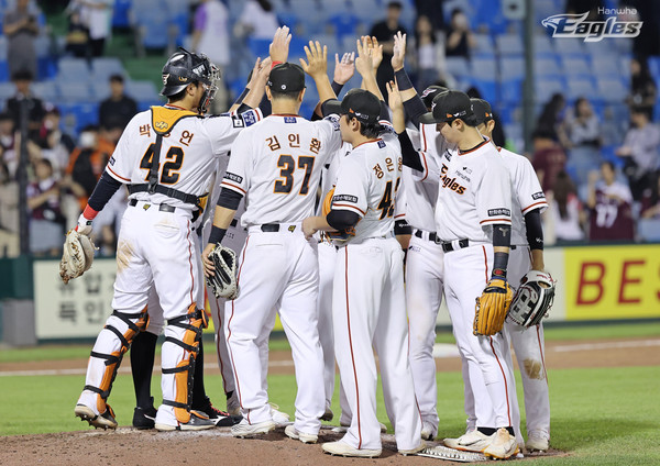 지난 1일 키움전 승리 후 하아파이브를 하고 있는 한화이글스 선수들. 한화이글스 제공